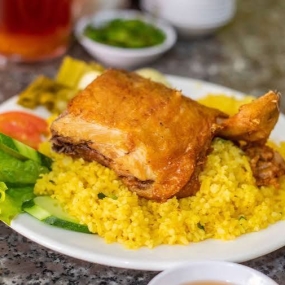 Cơm gà xối mỡ má đùi