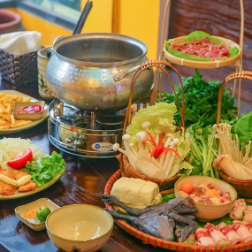 Lẩu gà đen tiềm thuốc bắc