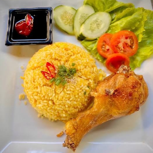 Cơm gà xối mỡ đùi tỏi