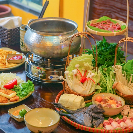 Lẩu gà đen tiềm thuốc bắc