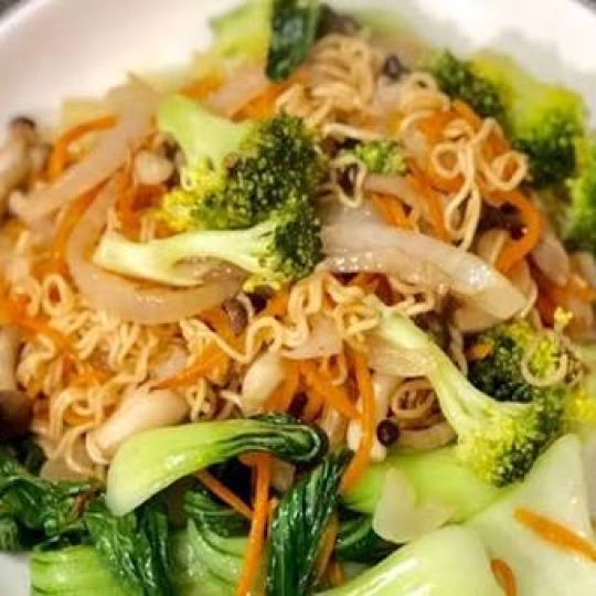 Mì xào rau
