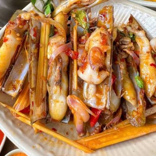 Ốc móng tay xào me